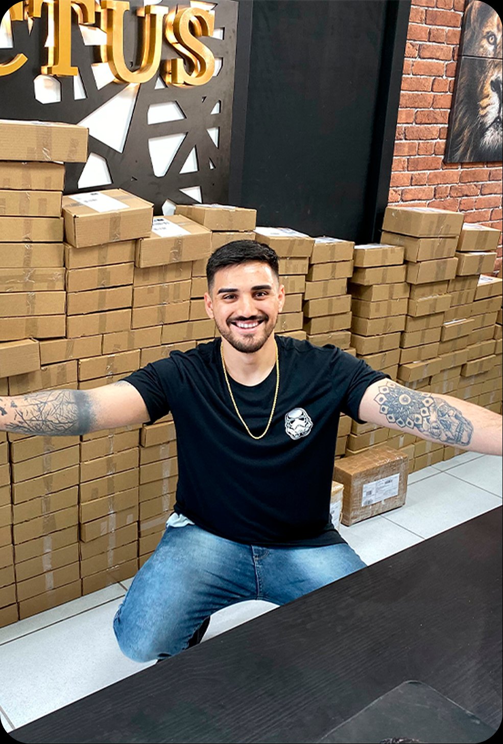 William Oliveira no início da Invictus, entre caixas de pedidos